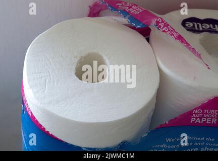 Una confezione di rotoli di carta igienica senza tubeless Cushelle Foto Stock