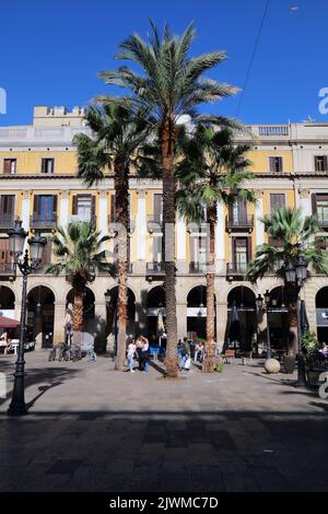 BARCELLONA, SPAGNA - 7 OTTOBRE 2021: La gente visita la piazza Placa Reial nel quartiere Barri Gotic di Barcellona, Spagna. Barcellona è la 2nd città più grande di Barcellona Foto Stock