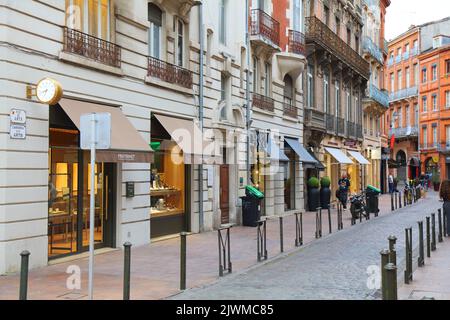 TOLOSA, FRANCIA - 28 SETTEMBRE 2021: La gente visita la strada dello shopping nel centro di Tolosa, quartiere Capitole. Tolosa è il 4th più grande comune Foto Stock