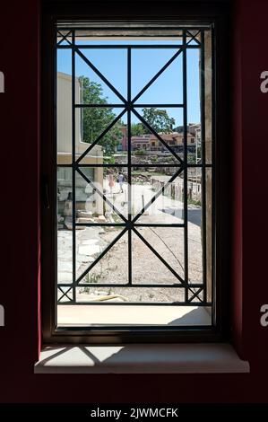 Vista su via Atene dalla finestra, Grecia Foto Stock