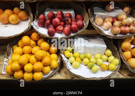 Mele, arance, limoni e melograno al mercato agricolo locale di Beziers, regione francese dell'Occitanie. Foto Stock