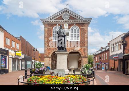 Municipio di Tamworth e la statua di Sir Robert Peel, Piazza del mercato. Tamworth, Staffordshire, Inghilterra, Regno Unito Foto Stock