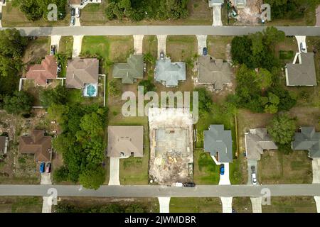 Veduta aerea della casa privata suburbana con telaio del tetto in legno in costruzione in Florida tranquilla zona rurale Foto Stock