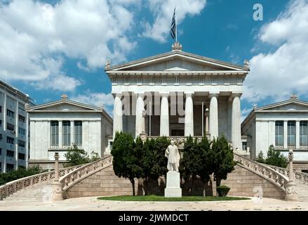 La facciata dell'edificio principale della Biblioteca di Atene, Grecia Foto Stock