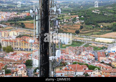 Stazione base in Europa. Trasmettitori di telefonia mobile in Spagna. Foto Stock