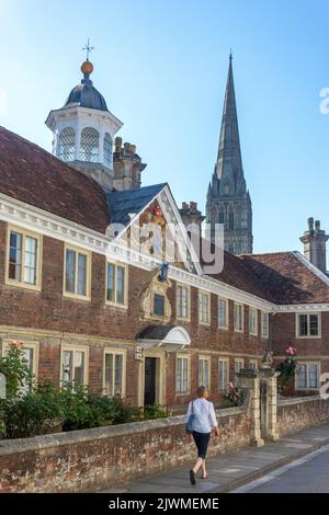 17th ° secolo il College of Matrons Almshouses e Salisbury Cattedrale, Cattedrale chiusa, Salisbury, Wiltshire, Inghilterra, Regno Unito Foto Stock