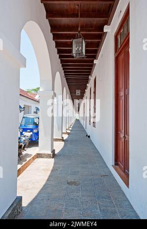 L'arco colonnato all'aria aperta di un edificio non identificato a Galle, Sri Lanka Foto Stock