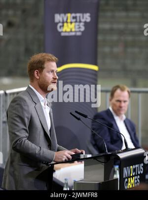 Duesseldorf, Germania. 06th Set, 2022. Il principe britannico Harry, Duca di Sussex, parla alla conferenza stampa per i 'Invictus Games' 2023. Il principe e sua moglie vennero a Düsseldorf per promuovere gli 'Invictus Games' 2023, che il principe Harry contribuì a lanciare. Si tratta di gare paralimpiche per soldati feriti in guerra. Credit: Oliver Berg/dpa/Alamy Live News Foto Stock