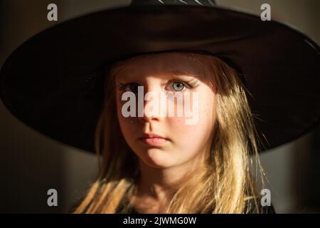 bambina in costume da strega per le feste di halloween Foto Stock