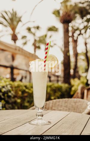 Un cocktail di batida al cocco congelato con rum Foto Stock