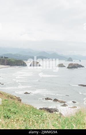 Vista dall'alto di Cannon Beach dal Parco Nazionale di Ecola. Foto Stock