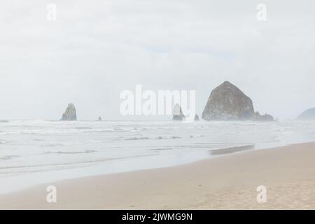 Vista panoramica di Cannon Beach, Oregon, in una giornata intera. Foto Stock