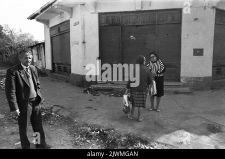 Bucarest, Romania, aprile 1990, pochi mesi dopo la caduta del comunismo. Mentre Ceausescu si concentrava sulla costruzione dei suoi progetti megalomanici, come il Centro Civico, molti quartieri della capitale si deterioravano lentamente. In questa immagine, alcuni abitanti locali sulle strade del quartiere Ferentari. Foto Stock