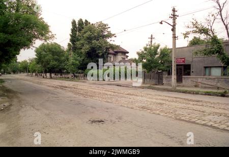 Bucarest, Romania, aprile 1990, pochi mesi dopo la caduta del comunismo. Mentre Ceausescu si concentrava sulla costruzione dei suoi progetti megalomanici, come il Centro Civico, molti quartieri della capitale si deterioravano lentamente. A Ferentari le infrastrutture e le utenze erano a dir poco carenti. Foto Stock