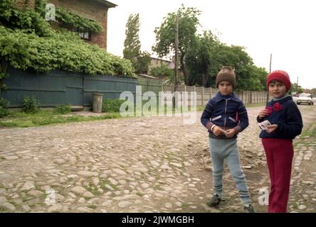 Bucarest, Romania, Aprile 1990. Bambini in una strada di quartiere, pochi mesi dopo la caduta del comunismo. Foto Stock