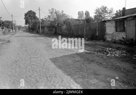 Bucarest, Romania, aprile 1990, pochi mesi dopo la caduta del comunismo. Mentre Ceausescu si concentrava sulla costruzione dei suoi progetti megalomanici, come il Centro Civico, molti quartieri della capitale si deterioravano lentamente. A Ferentari le infrastrutture e le utenze erano a dir poco carenti. Foto Stock