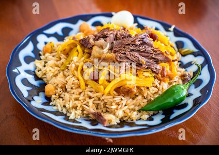 Pilaf o palov, piatto tradizionale dell'Uzbekistan. Foto Stock