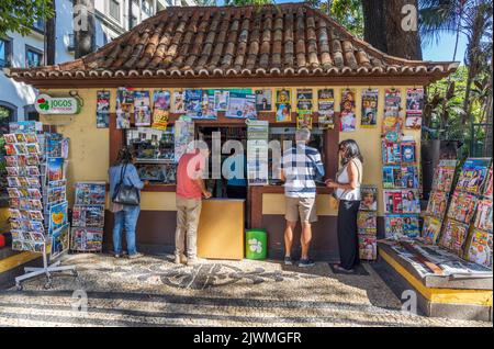 Vecchio newsAgent tradizionale vicino ai Giardini municipali, Funchal, Madeira, Portogallo Foto Stock