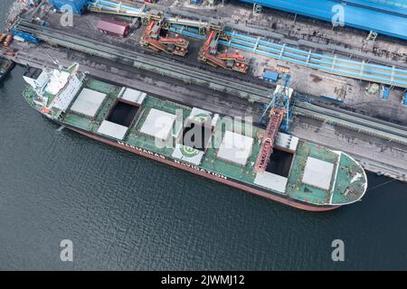 Nakhodka, Russia - 8 agosto 2022: Le navi marittime sono caricate in un ormeggio. Foto Stock