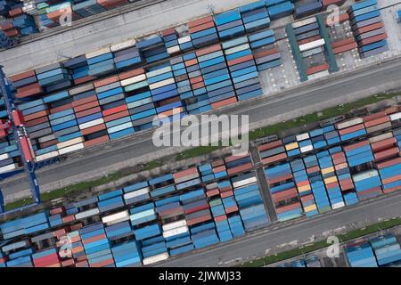 Nakhodka, Russia - 5 agosto 2022: Pile di container sul terminal dei container, la vista dall'alto. Foto Stock