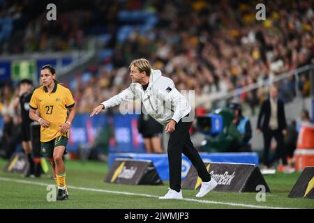 Sydney, Australia. 06th Set, 2022. L'allenatore di Matildas Tony Gustavsson impartisce istruzioni ad Alex Chidiac delle Matildas durante l'International friendly Match tra le Matildas australiane e il Canada allo stadio Allianz il 06 settembre 2022 a Sydney, Australia. Credit: Izhar Ahmed Khan/Alamy Live News/Alamy Live News Foto Stock