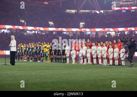 SYDNEY, AUSTRALIA - 6 SETTEMBRE: La squadra australiana e canadese si allinea agli inni nazionali durante l'International friendly Match tra Australia e Canada allo stadio Allianz il 6 settembre 2022 a Sydney, Australia. Credit: IMMAGINI IOIO/Alamy Live News Foto Stock