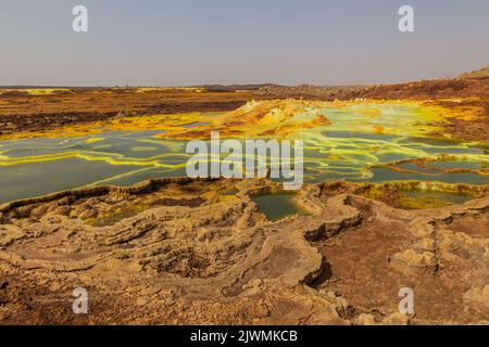 Colorati laghi solforici della zona vulcanica di Dallol, depressione di Danakil, Etiopia Foto Stock