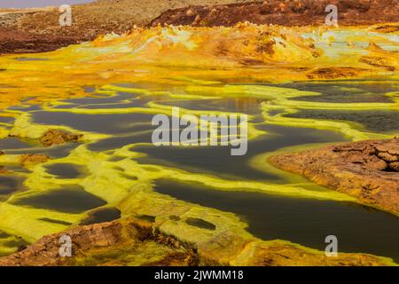 Stagni colorati nel paesaggio vulcanico di Dallol, depressione Danakil, Etiopia Foto Stock