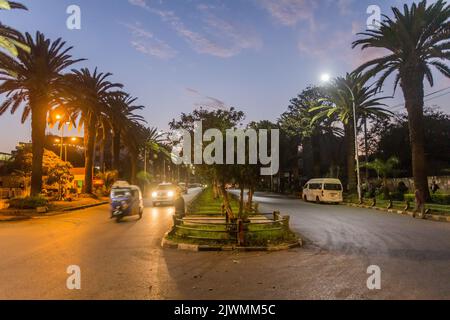 Vista serale di un viale alberato a Bahir Dar, Etiopia Foto Stock