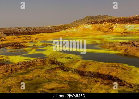 Stagni colorati nel paesaggio vulcanico di Dallol, depressione Danakil, Etiopia Foto Stock