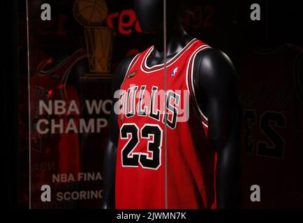 New York, Stati Uniti. 08th giugno, 2022. La maglia "Last Dance" di Michael Jordan è in mostra insieme ad altri iconici cimeli dei giocatori sportivi al Sotheby's martedì 6 settembre 2022 a New York City. La maglia Jordan dei Bulls indossata dal gioco 1 delle finali NBA 1998 sarà presentata nell'asta online di Sotheby. Foto di John Angelillo/UPI Credit: UPI/Alamy Live News Foto Stock