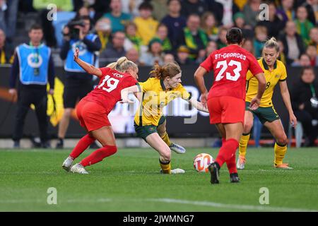 6th settembre 2022; Allianz Stadium, Sydney, nuovo Galles del Sud, Australia; International Football friendly, Australia contro Canada: Cortnee Vine of Australia prende su Lean of Canada Foto Stock