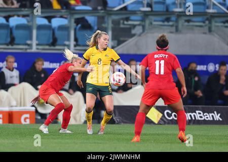 6th settembre 2022; Allianz Stadium, Sydney, nuovo Galles del Sud, Australia; International Football friendly, Australia contro Canada: Charlotte Grant of Australia vince la palla come Canadas Scott si muove per coprire Foto Stock