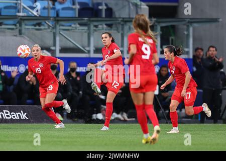 6th settembre 2022; Allianz Stadium, Sydney, nuovo Galles del Sud, Australia; International Football friendly, Australia contro Canada: Christine Sinclair del Canada colpisce la palla nel box Australia Foto Stock