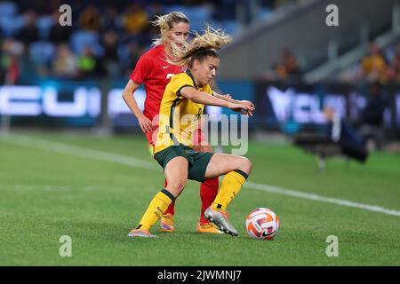 6th settembre 2022; Allianz Stadium, Sydney, nuovo Galles del Sud, Australia; International Football friendly, Australia vs Canada: Charlotte Grant of Australia è affrontata da Clo&#xe9; Lacasse del Canada Foto Stock