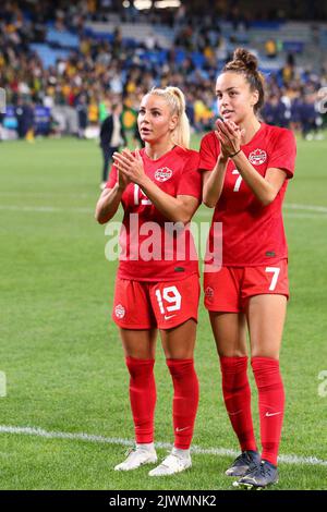 6th settembre 2022; Allianz Stadium, Sydney, nuovo Galles del Sud, Australia; International Football friendly, Australia contro il Canada: Adriana Leon e Julia Grosso del Canada applaudono i tifosi per aver sostenuto il loro paese Foto Stock