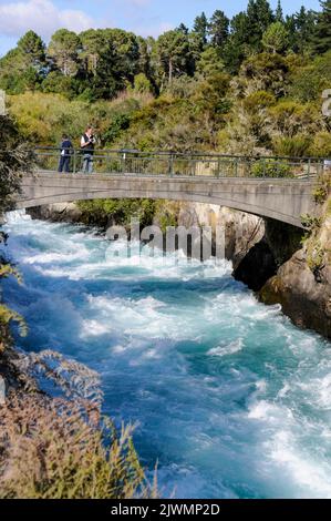 Le rapide infurianti del fiume Waikato catturate in uno stretto canyon o la roccia dura alterata geotermalmente circa 15 metri di larghezza e 10 metri di profondità a Taup Foto Stock