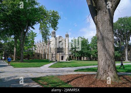 Ann Arbor, Michigan, USA - 28 agosto 2022: Campus dell'Università del Michigan con prato e alberi di fronte a edifici di architettura gotica. Foto Stock