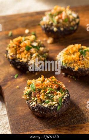 Antipasto di funghi ripieni fatto in casa con formaggio e breadcrumb Foto Stock