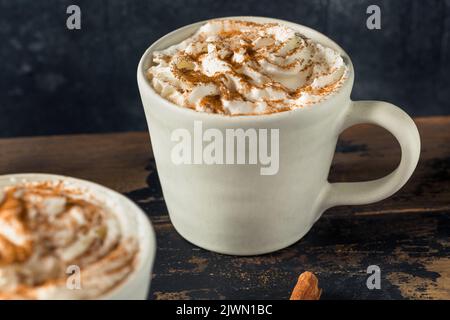 Latte caldo di spezie di zucca con latte e spezie Foto Stock