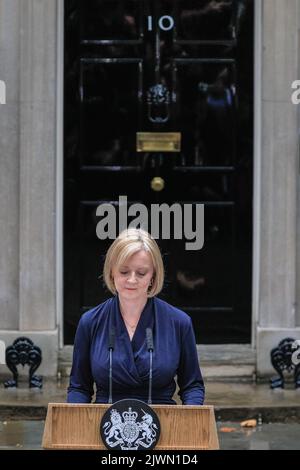 Londra, Regno Unito. 06th Set, 2022. Liz Truss (Elizabeth Truss), ha pronunciato oggi il suo primo discorso come nuovo primo ministro britannico del Regno Unito al di fuori di 10 Downing Street a Westminster. Alleati, sostenitori, famiglia e altri ascoltano il discorso, accanto alla stampa riunita. Poi entra con suo marito Hugh o'Leary. Credit: Imageplotter/Alamy Live News Foto Stock