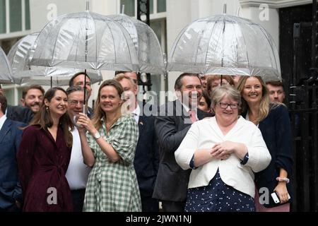 Il Segretario di Stato per il lavoro e le pensioni, Theresa Coffey e No10 dipendenti si rifugiano da una crisi mentre attendono che il nuovo primo ministro Liz Truss arrivi a Downing Street, Londra, dopo aver incontrato la regina Elisabetta II e aver accettato il suo invito a diventare primo ministro e a formare un nuovo governo. Data immagine: Martedì 6 settembre 2022. Foto Stock