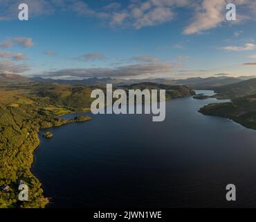 Una vista del lago Lough Caragh nella valle di Glencar della contea di Kerry in calda luce eveing Foto Stock