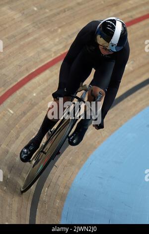 Bryony BOTHA della Nuova Zelanda nel 3000m° ciclo di Pursuit individuale femminile ai Giochi del Commonwealth del 2022 nel Velodrome, Queen Elizabeth Olympic Park, Londra. Foto Stock