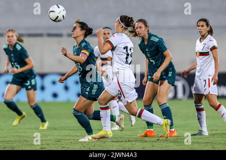 Plowdiw, Bulgaria. 06th Set, 2022. Calcio, Donne: World Cup qualificanti donne d'Europa, Bulgaria - Germania, fase di gruppo, Gruppo H, Giornata 10. La tedesca Sara Däbritz (l) in duello con la bulgara Yoana Stankova. Credit: Borislav Troshev/dpa/Alamy Live News Foto Stock