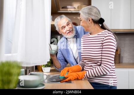 Coppia anziano felice che passa il tempo insieme in cucina a casa Foto Stock