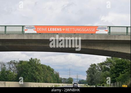 Avviso per il vicolo di salvataggio sulla riva del Danubio autostrada Foto Stock