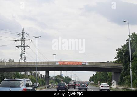 Avviso per il vicolo di salvataggio sulla riva del Danubio autostrada Foto Stock