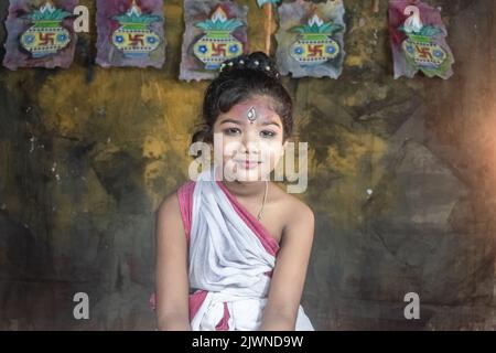 Un concetto Agomoni photoshoot, cute Baby in Dea Durga Foto Stock