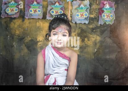 Un concetto Agomoni photoshoot, cute Baby in Dea Durga Foto Stock